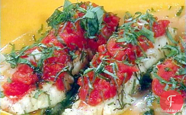 Halibut fiert cu roșii și busuioc