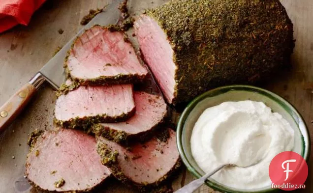 Carne de vită prăjită cu crustă de plante cu cremă de hrean