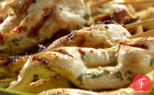 Bețișoare de Souvlaki de pui cu sos de scufundare cu iaurt