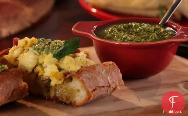 Ouă Amestecate calabriene cu bruschetta Pesto Jalapeno