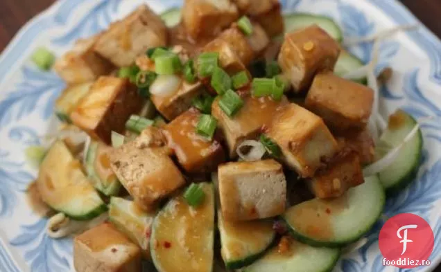 Tofu Indonezian, Varză De Fasole Și Salată De Castraveți Cu Mazăre Picantă
