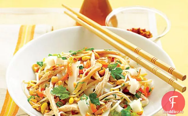 Salată asiatică de pui și tăiței de orez