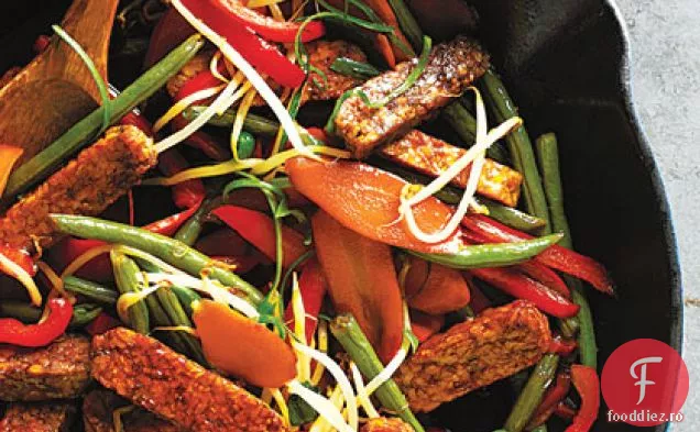 Tempeh și fasole verde Se amestecă cu sos de arahide