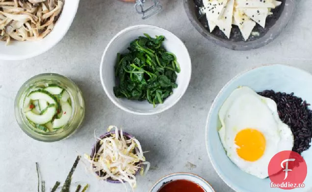 Bibimbap cu tofu și legume murate