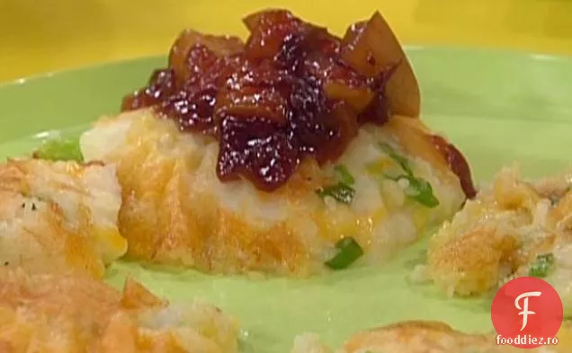 Prăjituri de cartofi-Cheddar zdrobite cu sos cald de Cran-mere