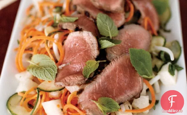 Jicama, Kirby și salată de morcovi cu miel carbonizat