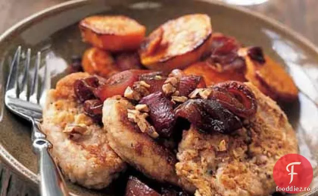Carne de porc cu coajă de Pecan cu marmeladă de ceapă roșie și cartofi dulci prăjiți