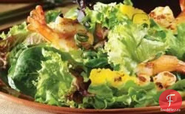 Salată de vară cu creveți la grătar și ananas în vinetă de șampanie