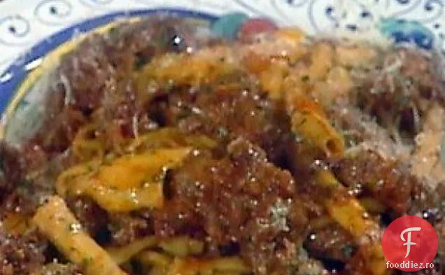 Paste în formă de buruiană cu cârnați Ragu: Gramigne con la Salsiccia