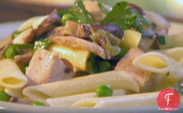 Penne cu pui, ciuperci sălbatice și mazăre