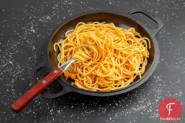 Spaghete Cu Pui și sos de arahide thailandez