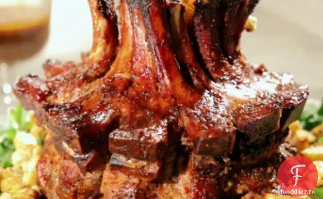 Friptură de coroană de porc cu glazură regală și sos