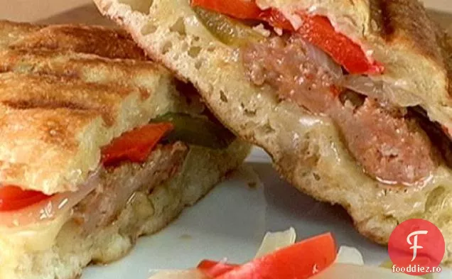 Panini cu cârnați italieni fierbinți cu ardei murați