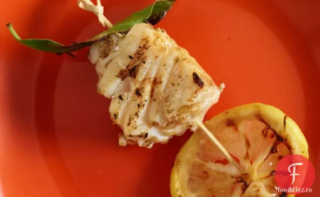 Halibut la grătar, frunze de dafin și kebab de lămâie