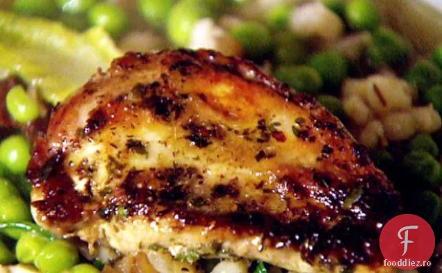 Potârniche prăjită cu o tocană delicată de orz perlat, mazăre și salată
