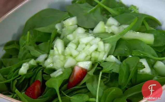 Salată de spanac și căpșuni