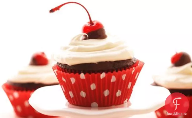 Ciocolată-Ciocolată Cherry Cupcakes