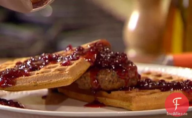 Smântână savuroasă și vafe de arpagic cu cârnați și sirop de Lingonberry