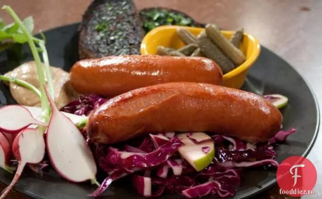 Cârnați Wurst fierți cu varză, ceapă roșie și Slaw de mere