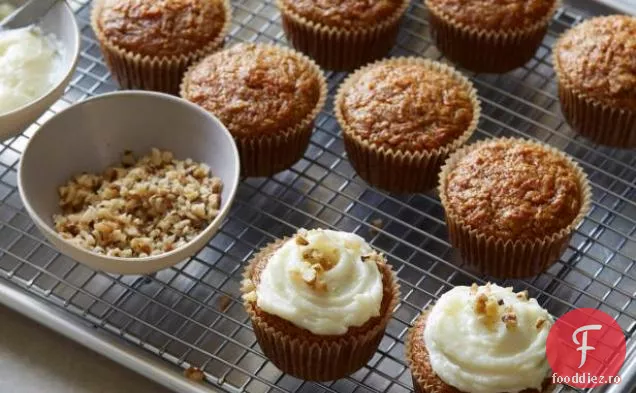 Cupcakes de morcovi cu glazură de brânză cremă