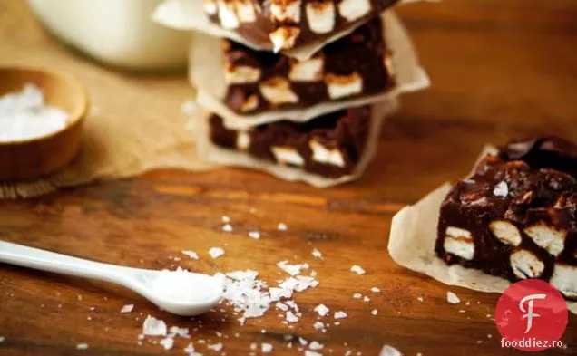 Pătrate de Marshmallow cu unt de arahide cu ciocolată sărată