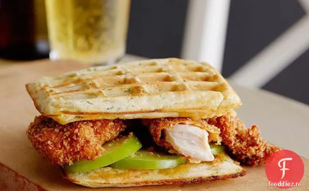 Sandwich crocant de pui și Scallion Waffle