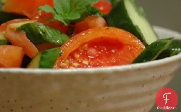 Salată de castraveți de roșii cu mentă