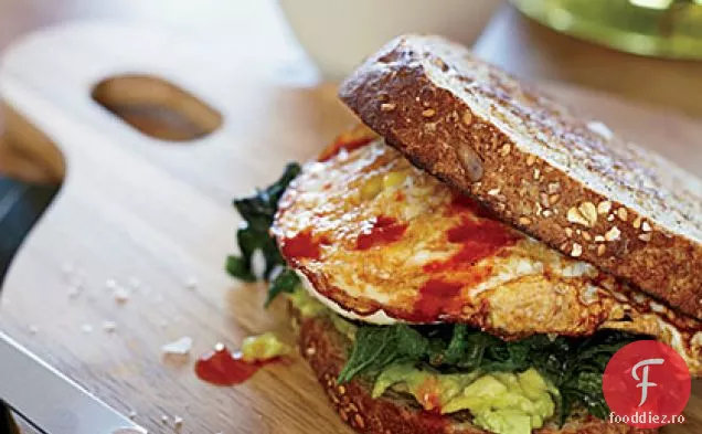 Sandwich de ou cu verdeață de muștar și Avocado