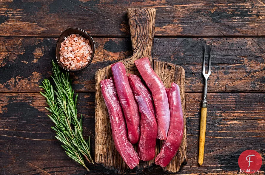Carne de vânat prăjită cu sos picant de scorțișoară mexicană de afine