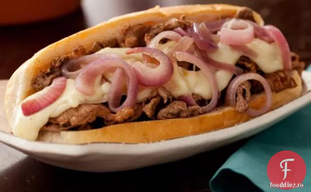 Philly Cheesesteaks cu Fontina topită și ceapă roșie Sotată