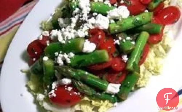 Salată proaspătă de sparanghel, roșii și Feta
