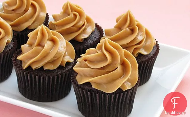 Cupcakes de ciocolată neagră cu glazură de Mousse de unt de arahide