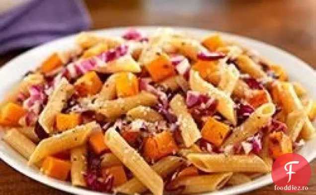 Penne din cereale integrale cu Radicchio, dovlecei de Butternut și brânză Parmigiano-Reggiano