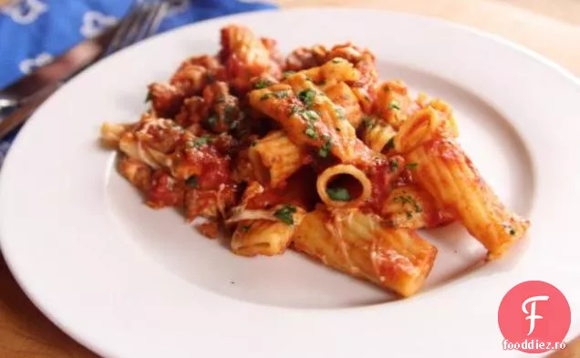 Cheesy Cârnați Rigatoni
