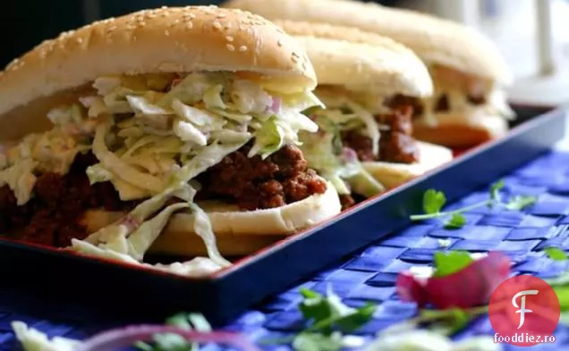 Burgeri Thailandezi neglijenți cu salată de varză cu coriandru-arahide