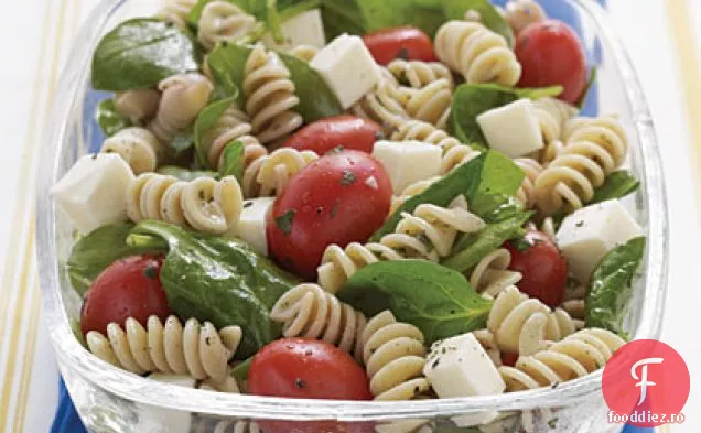 Salată de paste cu spanac, roșii și Mozzarella proaspătă cu pansament Italian
