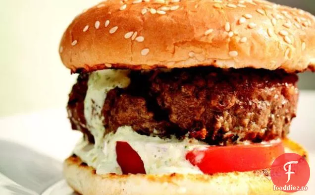 Burgeri cu brânză la grătar cu sos de usturoi