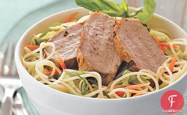 Salată de tăiței vietnameză cu carne de porc
