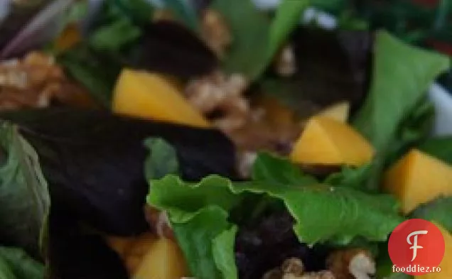 Salată de pui cu piersici și nuci