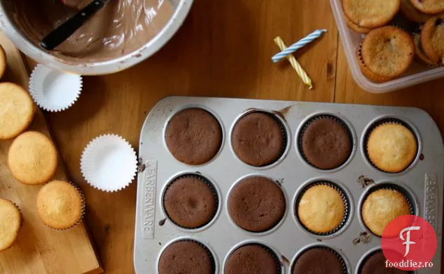 Cupcakes De Zmeură Cu Unt Galben Cu Unt De Arahide Buttercream