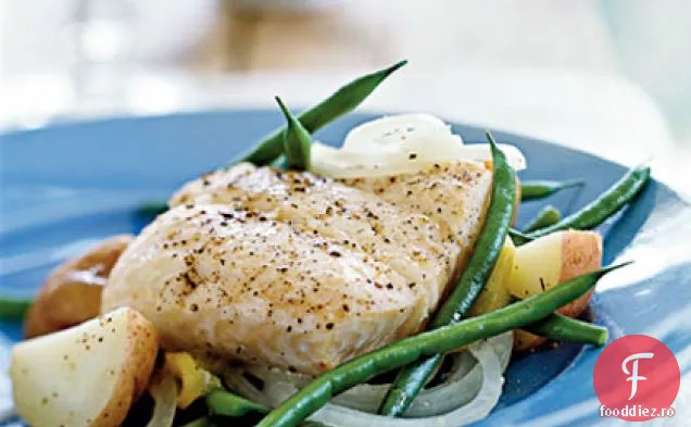 Halibut en Papillote cu cartofi, fasole verde și ceapă dulce