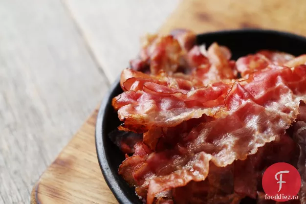 Pancetta Crostini la grătar cu marmeladă de ceapă roșie