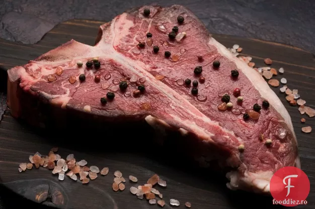 Fripturi T-Bone cu crustă de ardei la grătar cu unt de arpagic Worcestershire