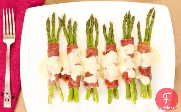Sparanghel învelit în Prosciutto cu Beurre Blanc