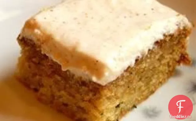 Tort de dovlecei cu glazură de mere cu brânză cremă