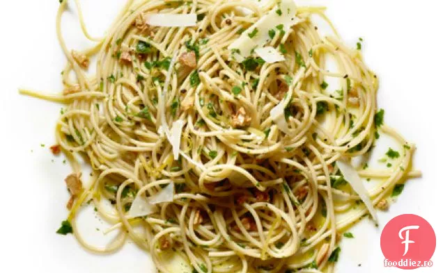 Spaghete de grâu integral cu usturoi, pătrunjel și lămâie