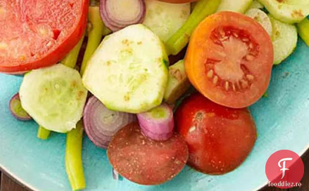 Salată de roșii, castraveți și ceapă dulce cu sare de chimen