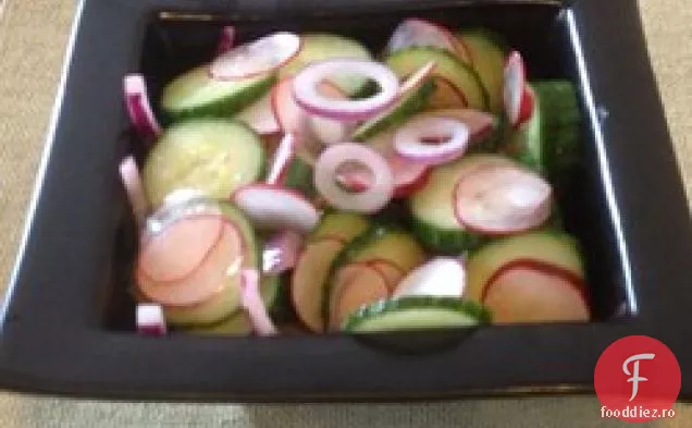 Salată simplă de castraveți și ridiche