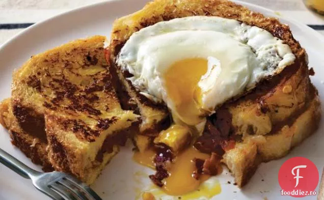 Pâine prăjită umplute cu slănină, gem de roșii de ceapă cu Gruyere și un ou prăjit