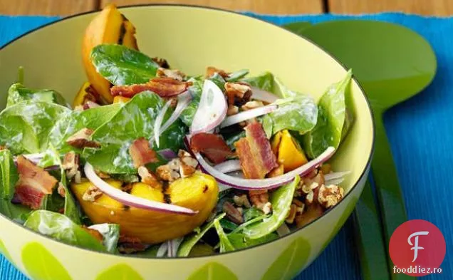Salată de spanac cu piersici la grătar